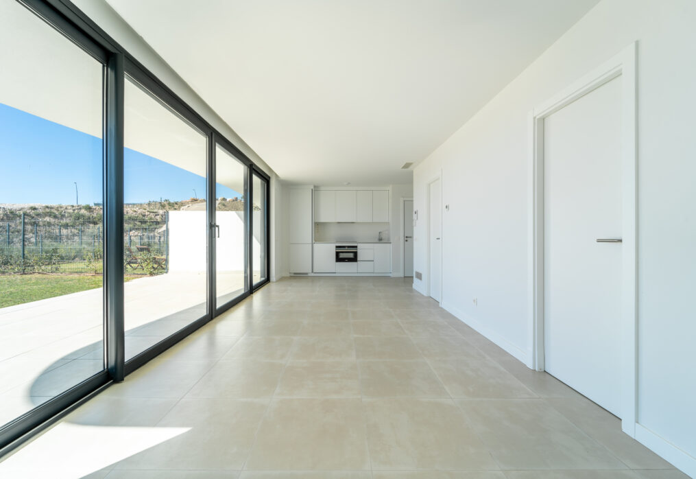 Stunning Ground floor 2-Bed, 2-Bath with Garden in Higuerón West