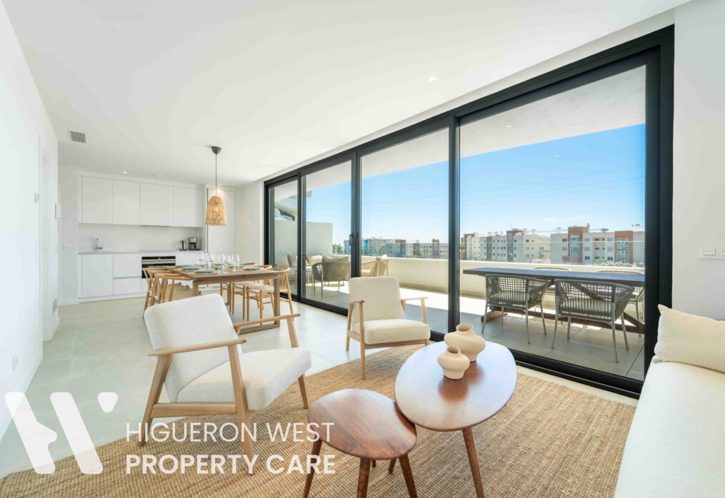 Elevated Ground Floor Apartment with Pool Views – has TOURIST LICENSE